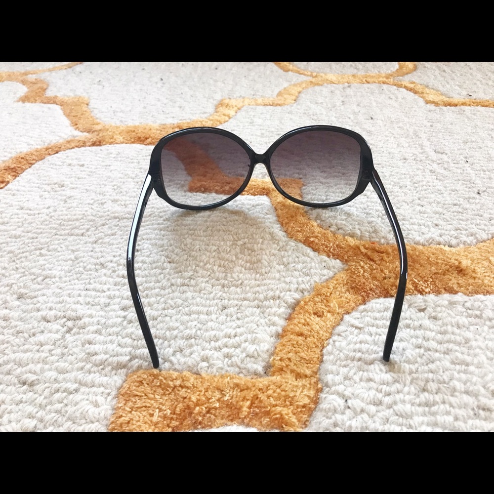 N.Y.S. Collection Oversized Sunglasses - Picture 3 of 4